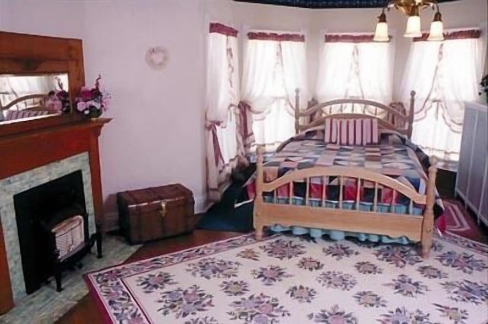 Deluxe Room, 1 Queen Bed, Fireplace (Fireside Room) photo 1