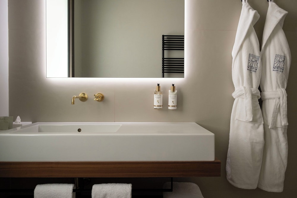 Executive Suite - Photo 10