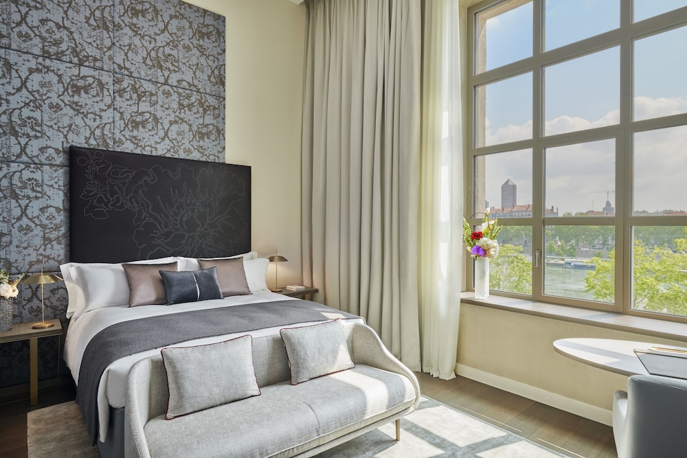 Club Room, 1 King Bed, Business Lounge Access, River View