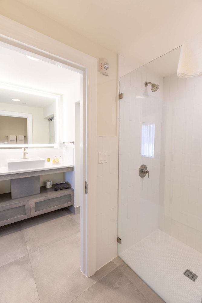 1 KING 2 QN BEDS 2 BEDROOM 2 BATH SUITE WITH SLEEPER SOFA - Photo 9