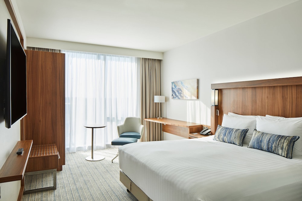 Premier Room, 1 King Bed - Photo 3