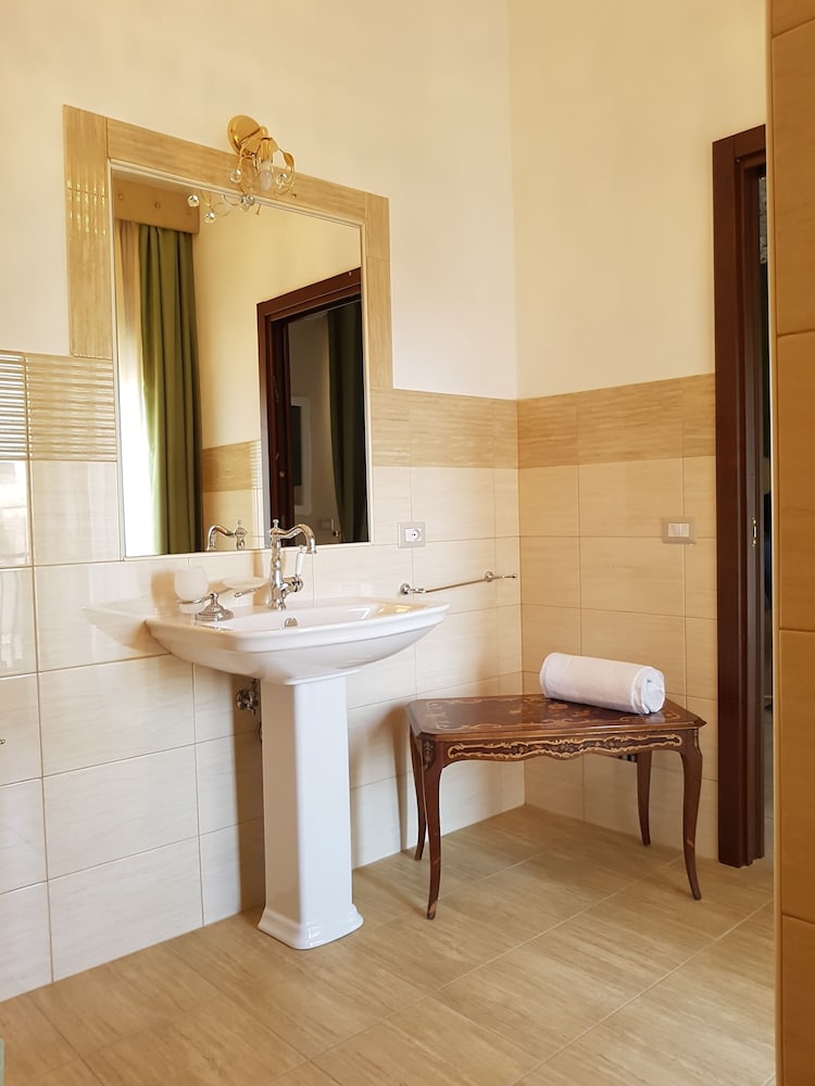 Deluxe Triple Room photo 3