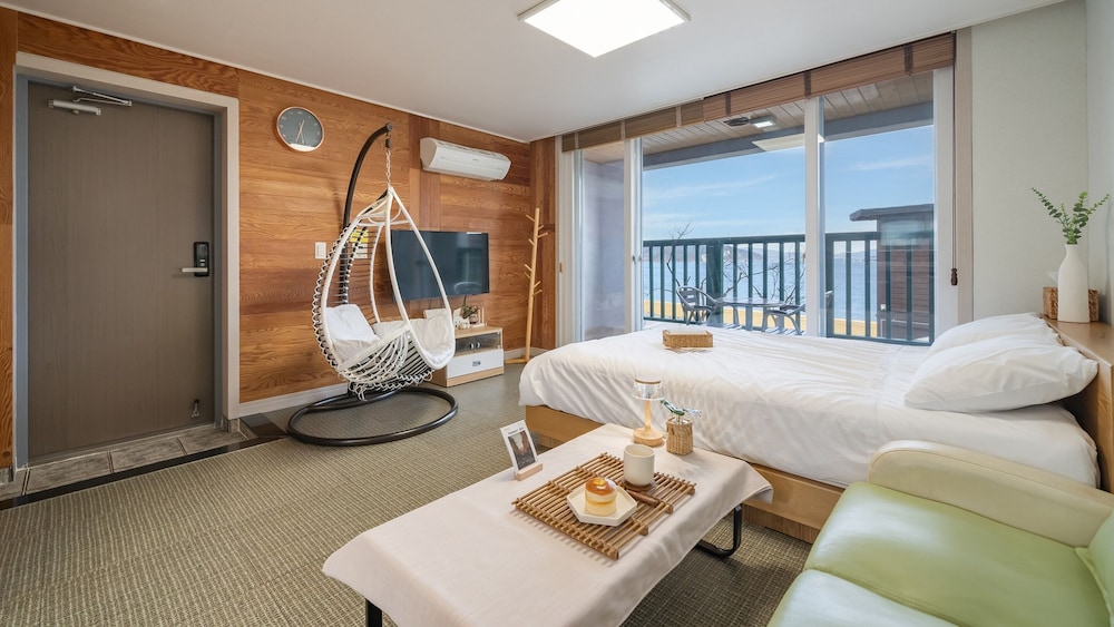 Basic Room, 1 Bedroom (white 201) - Photo 1
