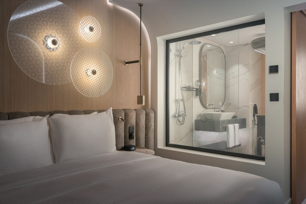 Standard Room, 1 King Bed, City View photo 2