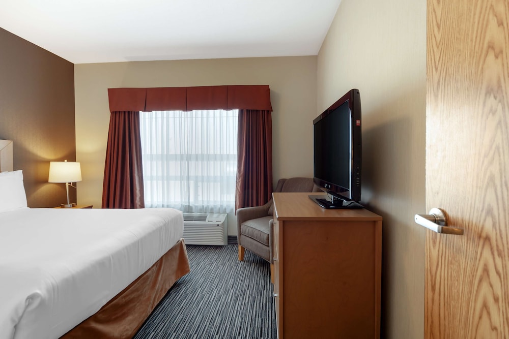 Standard Room, 1 Queen Bed, Non Smoking, Refrigerator - Photo 2