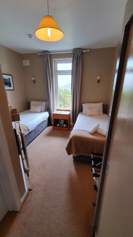 Basic Twin Room, 2 Twin Beds, Non Smoking photo 2
