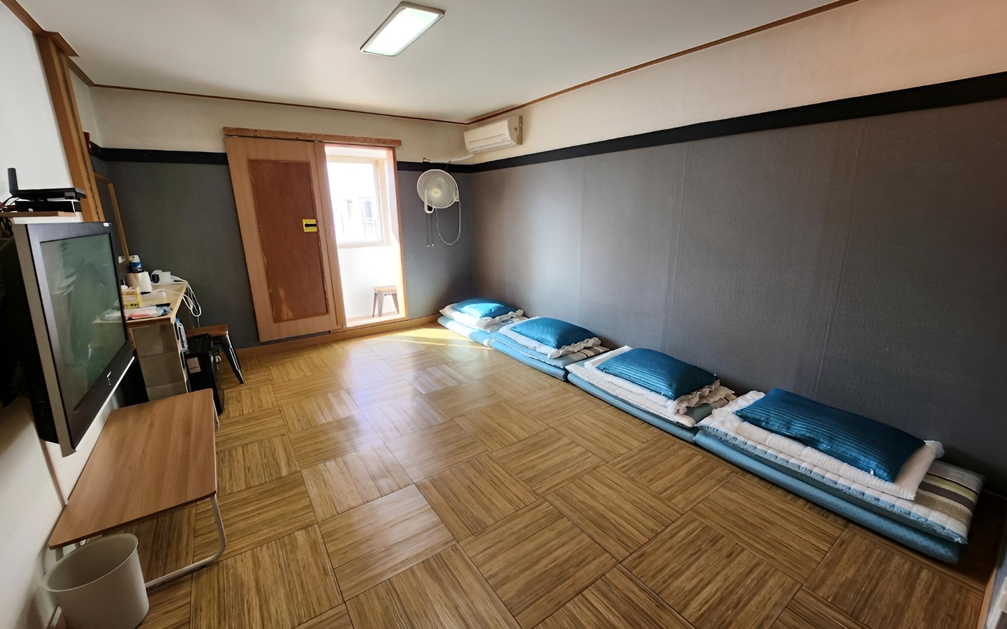 Room (3-person ondol room) - Photo 1
