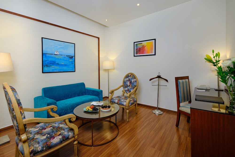 Executive Suite, 1 King Bed, Non Smoking (Separate Living Room;with Sofabed) photo 2