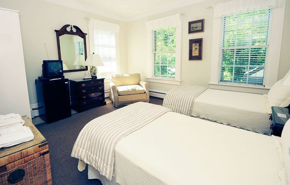 Room, 2 Twin Beds, Shared Bathroom photo 3