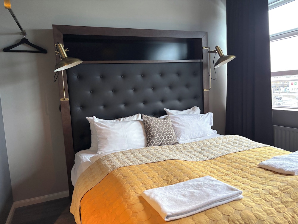 Deluxe Studio, 1 King Bed (Top Floor) - Photo 1
