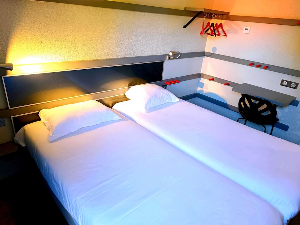 Standard Room, 2 Twin Beds - Photo 2