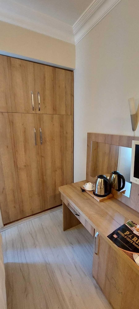 Basic Twin Room, Mixed Dorm, Smoking, City View photo 3