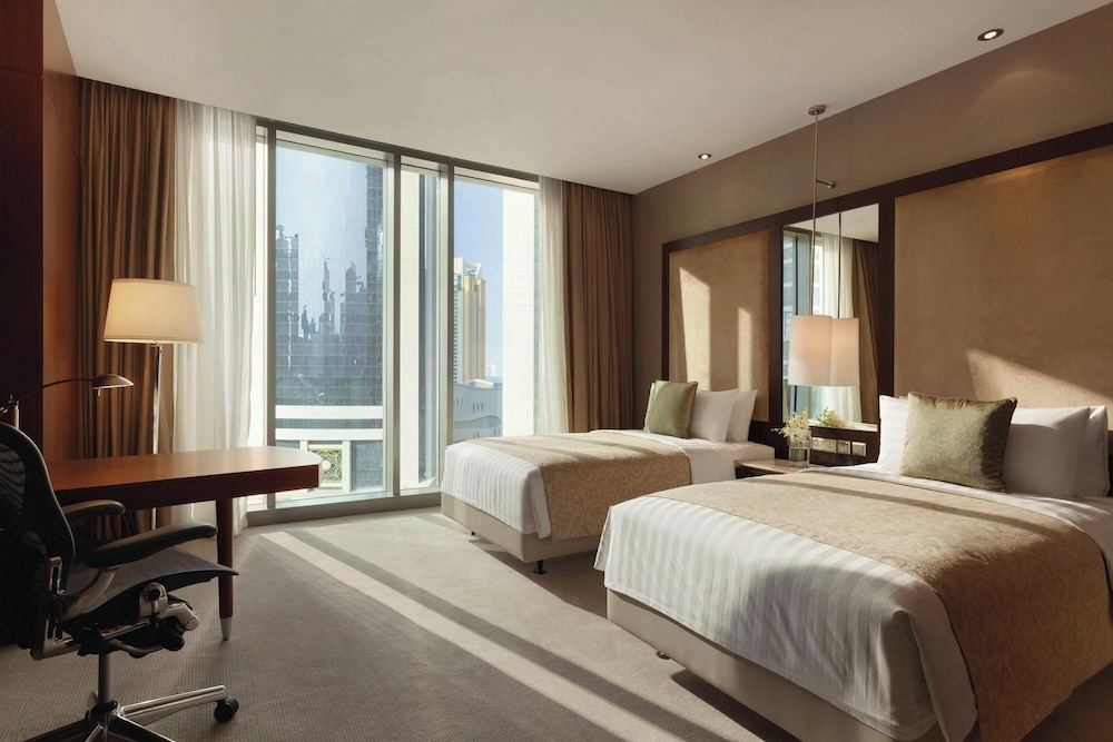 Executive Suite, 1 King Bed, Corner - Photo 2