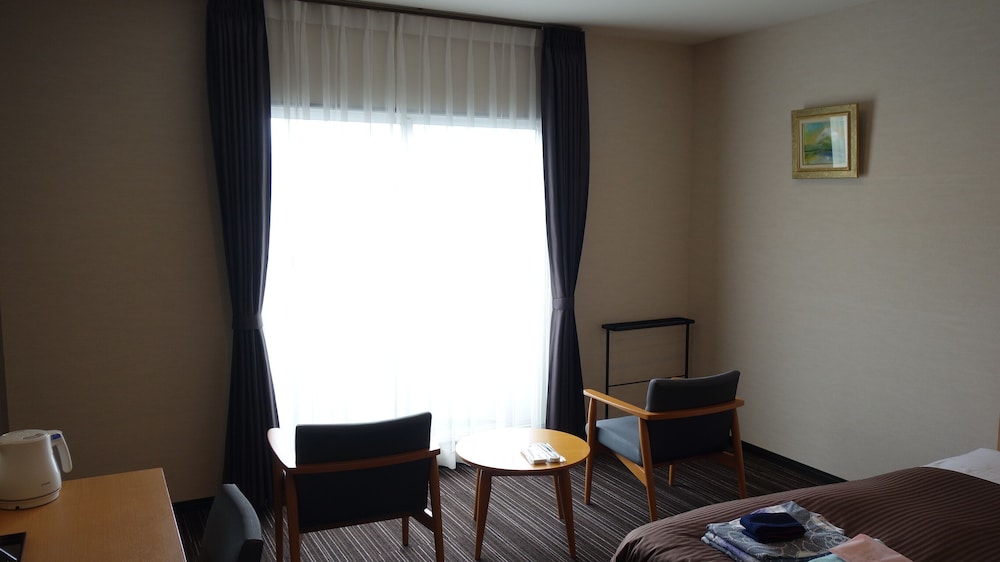Mountain View and Lake View Western Twin Room