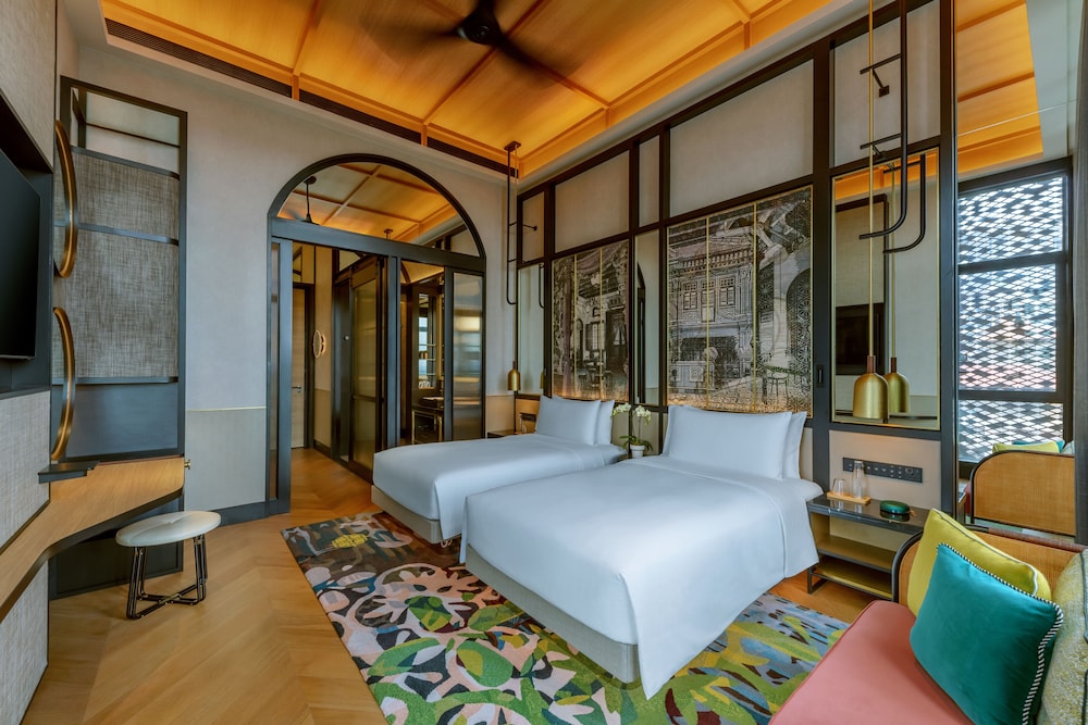 Deluxe with One Twin Bed and Balcony (Non Smoking)