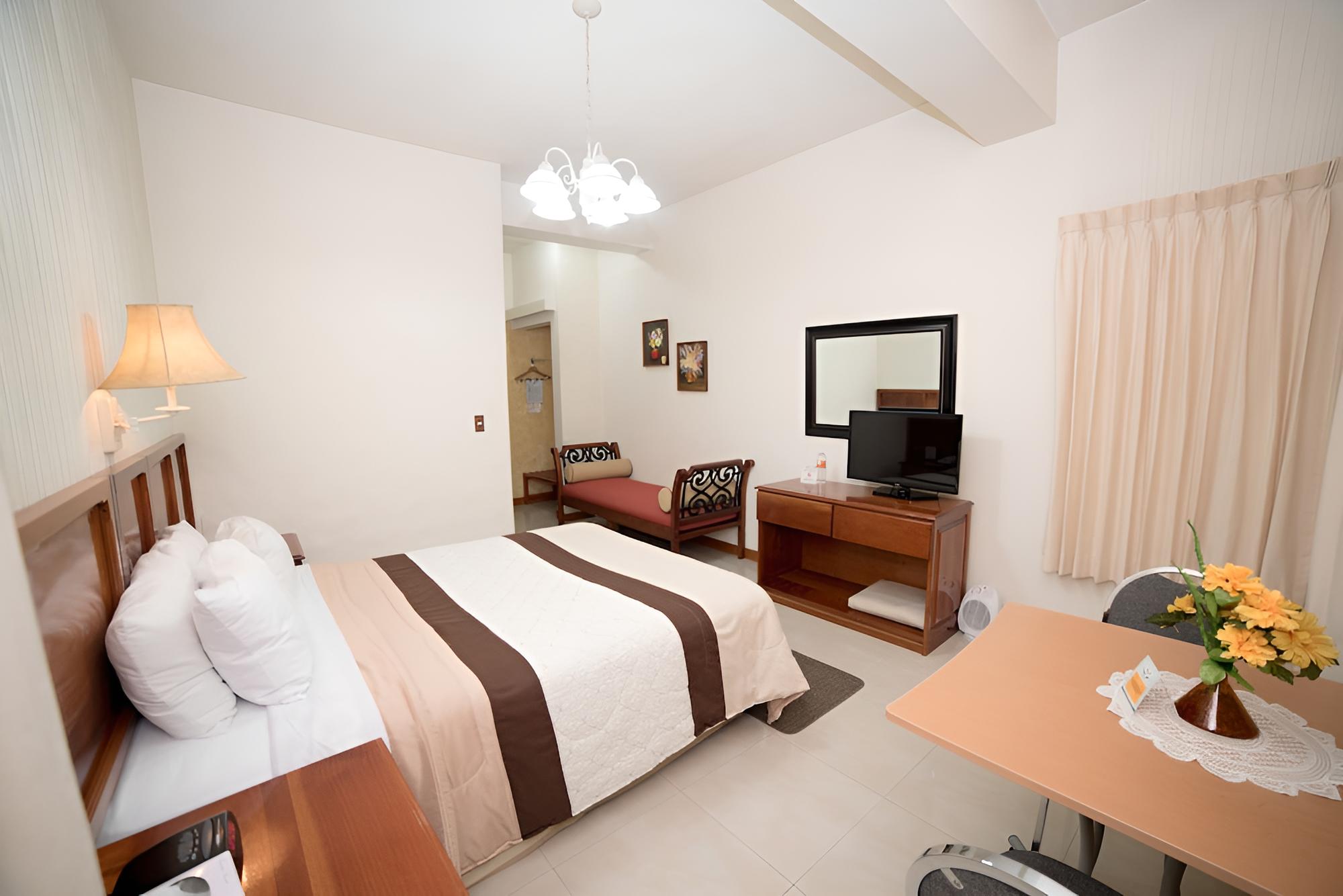 Standard Room, 1 Queen Bed photo 2