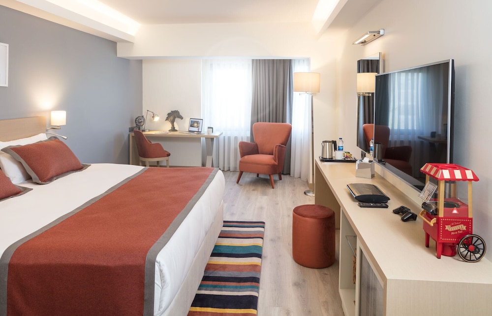 Deluxe Room, 1 King Bed, Non Smoking - Photo 6