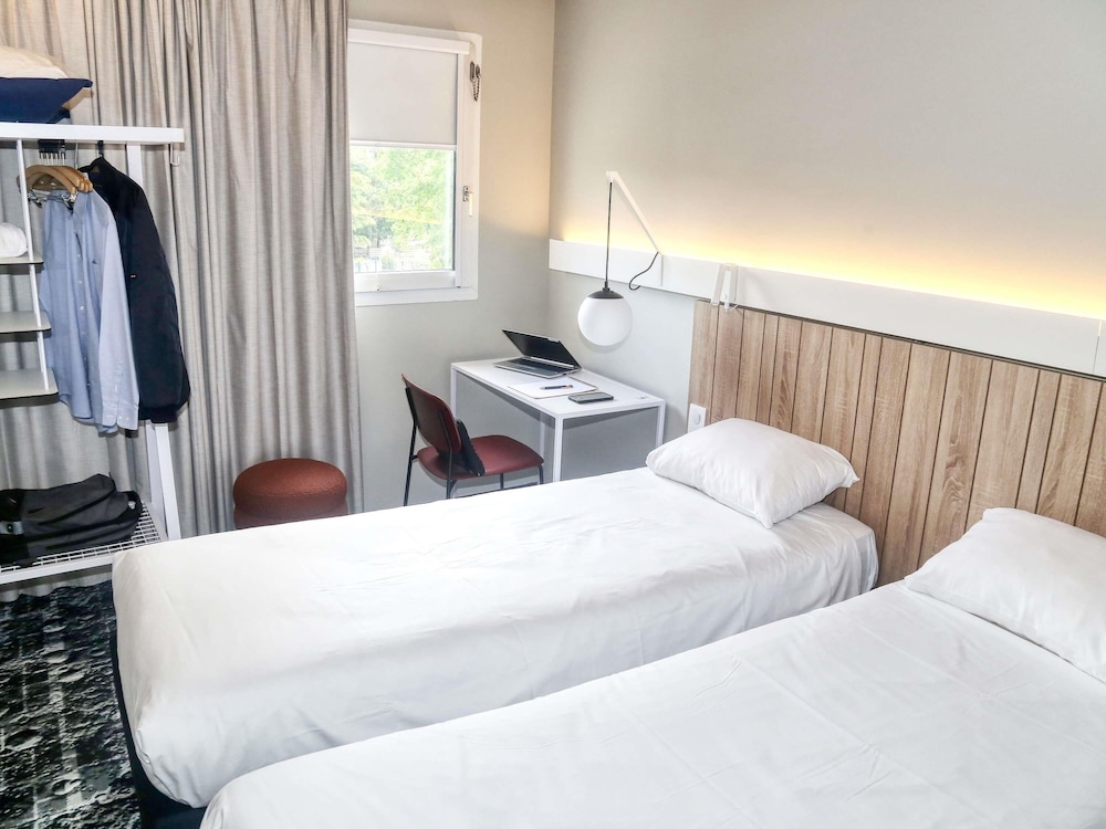 Standard Room, 2 Twin Beds - Photo 6