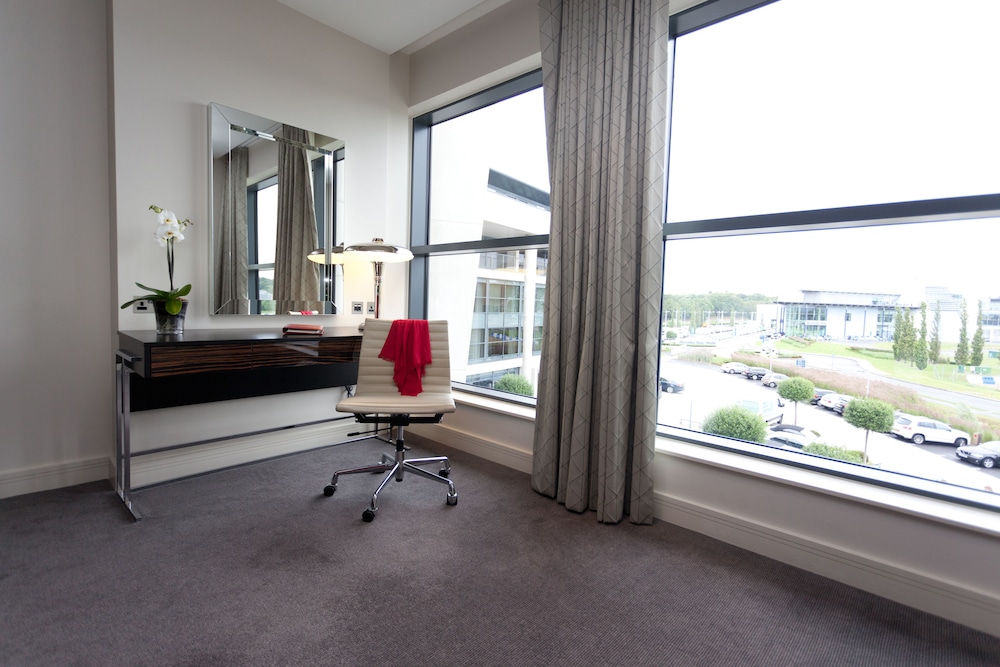 Deluxe Room (Track Facing) - Photo 6