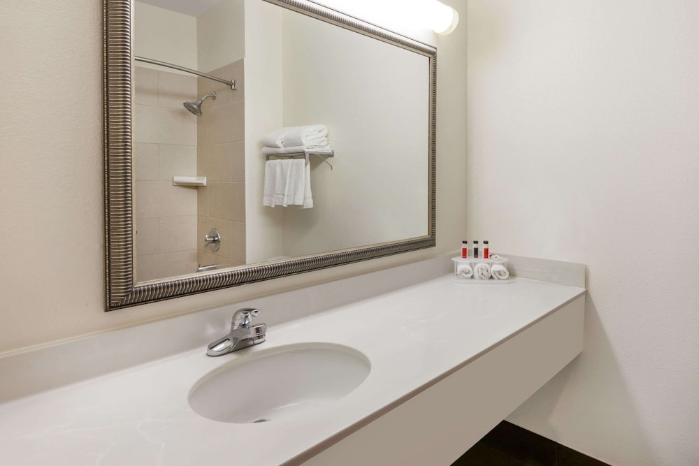 Room, 2 Queen Beds, Non Smoking (Hearing Accessible) - Photo 3