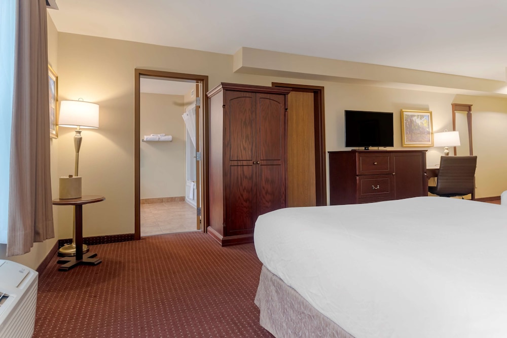 Suite, 2 Queen Beds, Non Smoking, Refrigerator & Microwave (Larger Room) - Photo 3