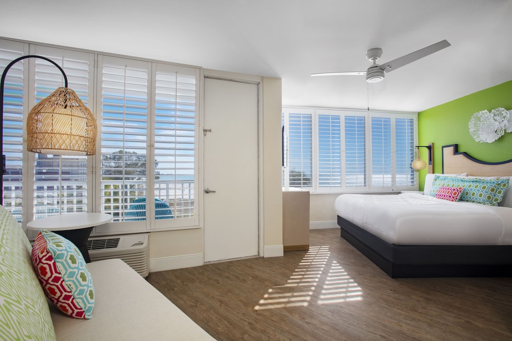 Room, 1 King Bed, Partial Ocean View photo 1