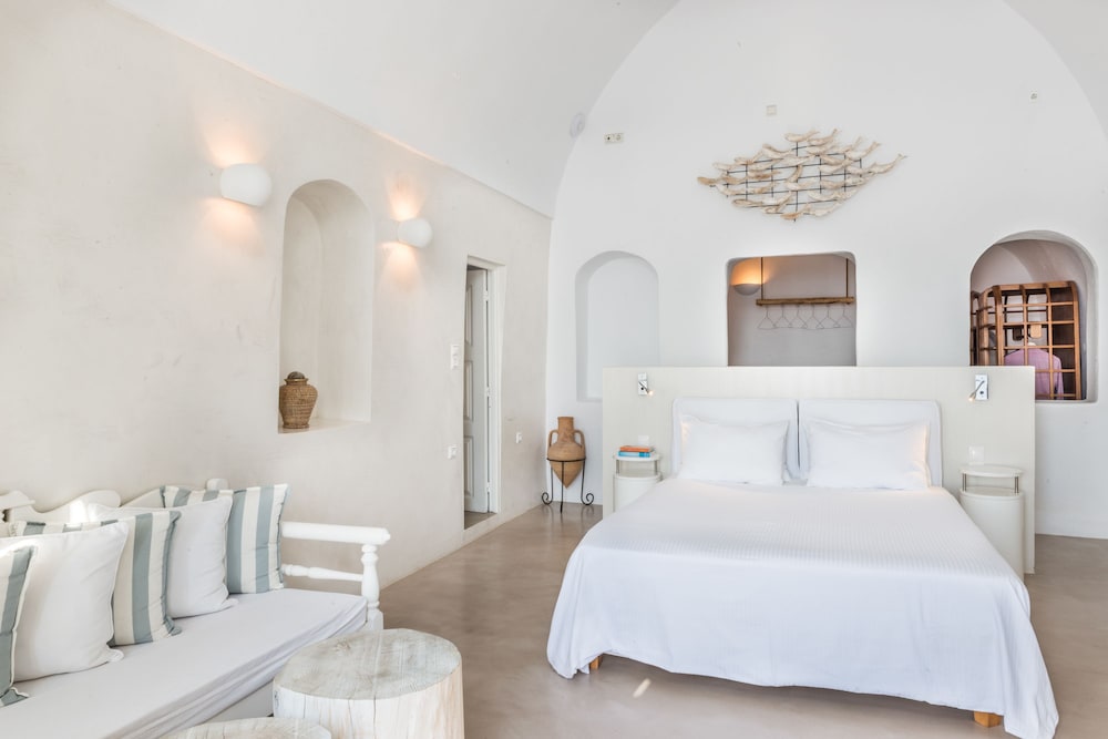 Honeymoon Suite, Jetted Tub (Caldera View) - Photo 1