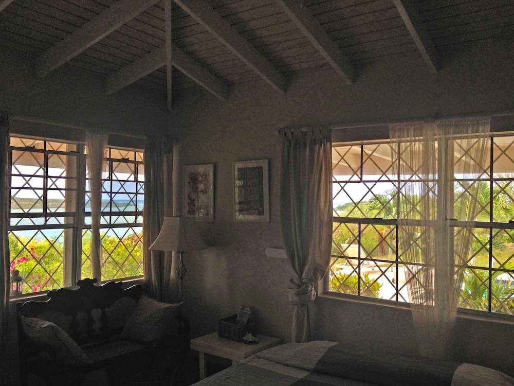 Exclusive Suite, 1 King Bed, Ocean View, Poolside photo 3