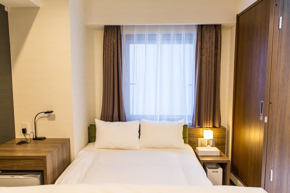 Semi-double Room, Smoking