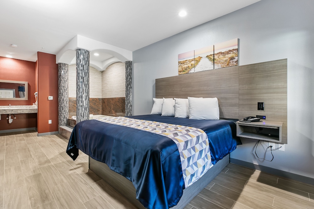 Honeymoon Room - King Bed with Jacuzzi photo 2