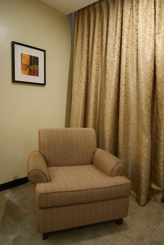 Deluxe Queen (1 Queen Bed) - Photo 6