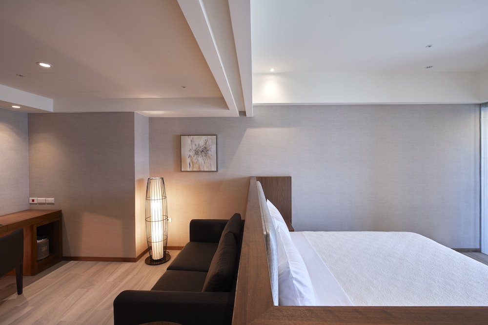 Deluxe Honeymoon Suite