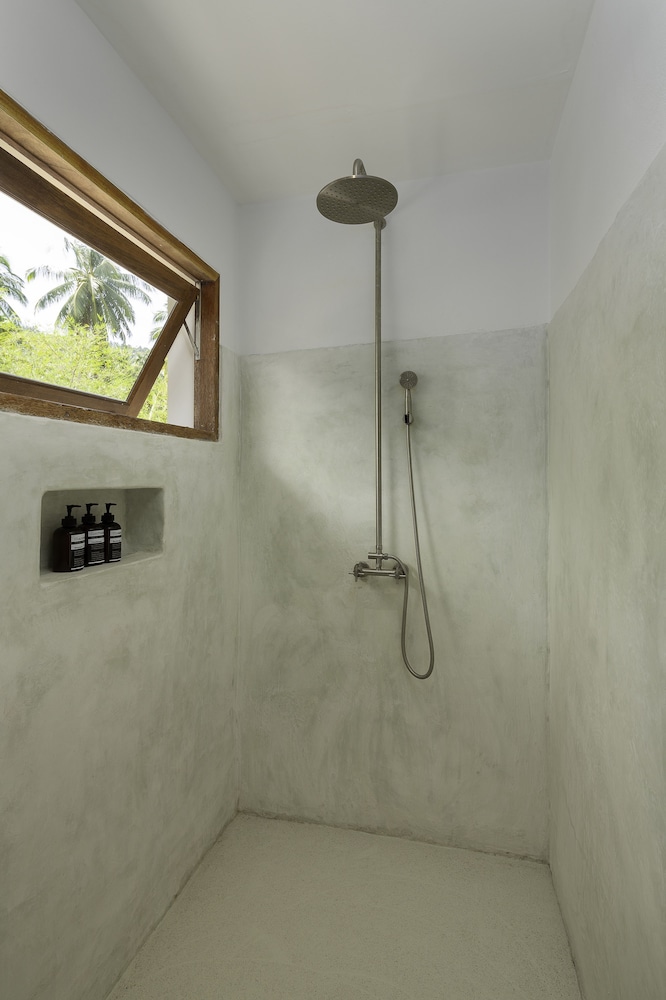 Executive Suite, 1 King Bed, Balcony, Garden View