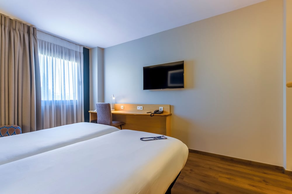 Room - Photo 15