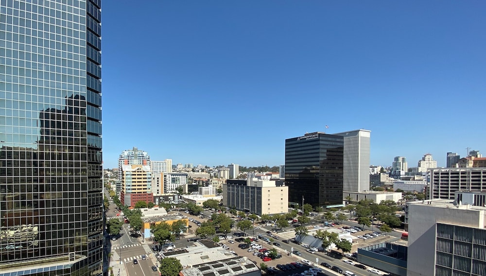 Deluxe Room, 1 King Bed, City View - Photo 10