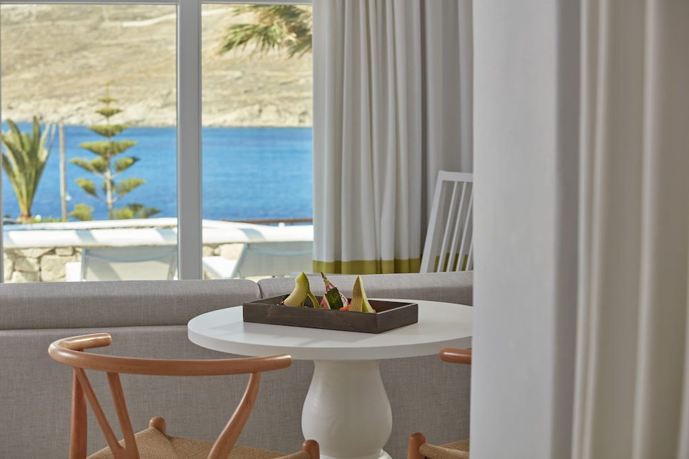 Deluxe Suite, Sea View (With Indoor Jacuzzi) photo 2