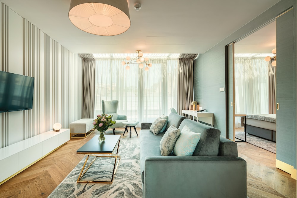 Luxury Suite - Photo 1