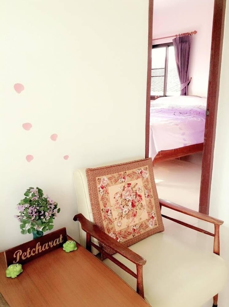 Room (PetchPailin / Petcharat (Large Room)) photo 2