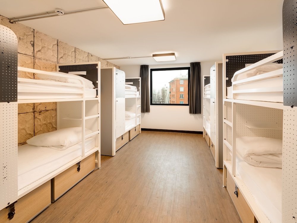 Room, 8 Beds, Private Bathroom photo 1