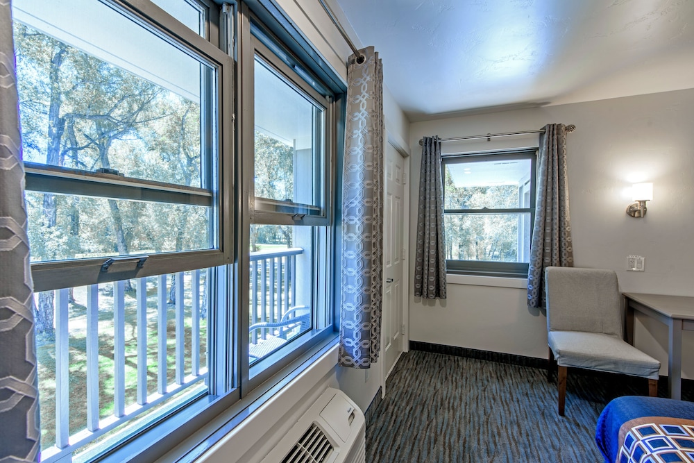 Premium Studio Suite, 2 Queen Beds, Refrigerator & Microwave, Golf View (not pet friendly)