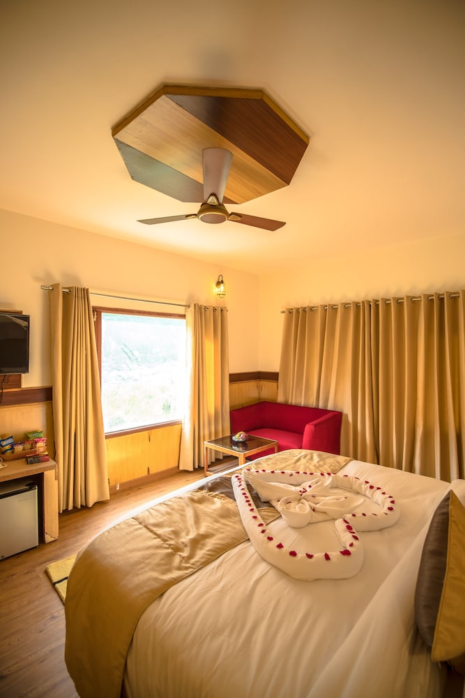 Classic Room, 1 King Bed, Balcony, Hill