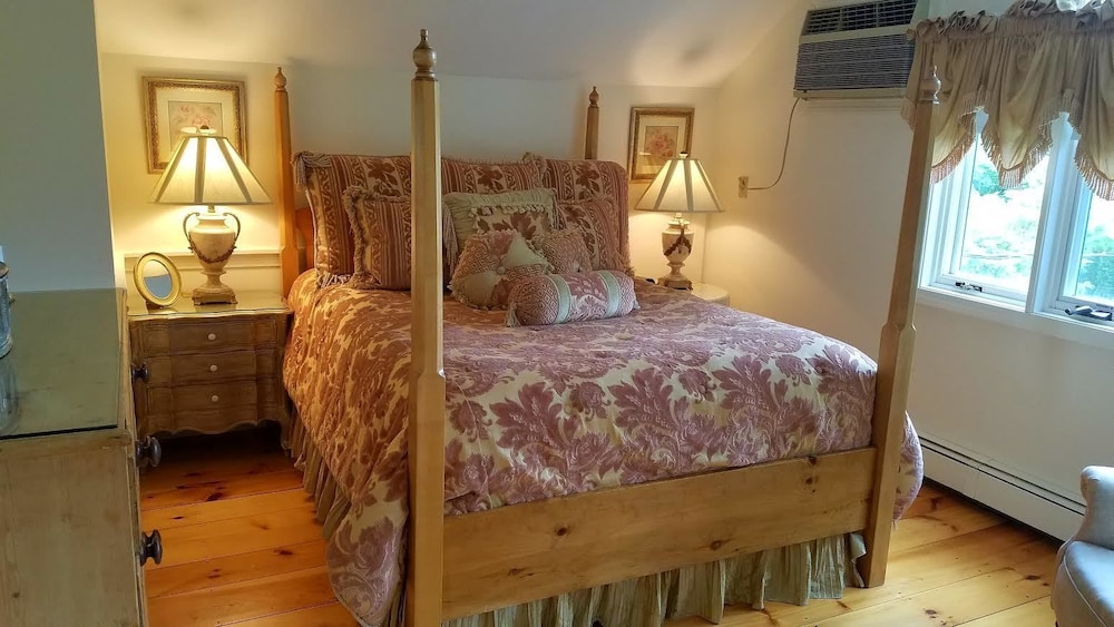 Suite, 1 Queen Bed, Porch photo 2
