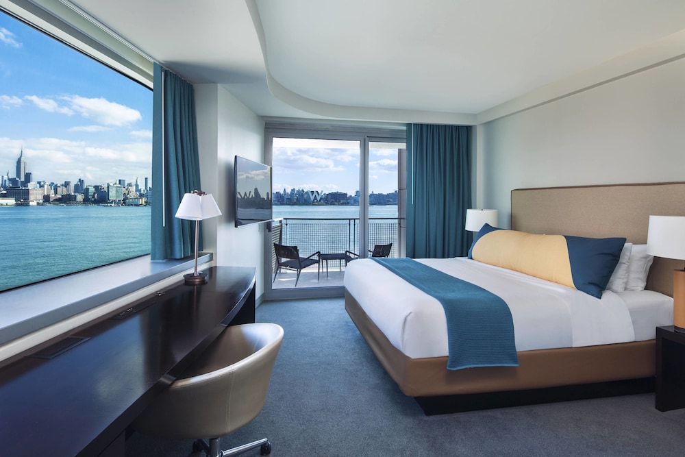 Cool Corner Room, Room, 1 King Bed, River View, Corner - Photo 1