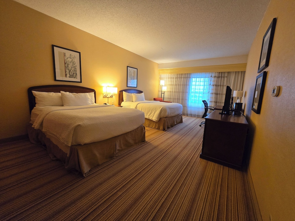 Standard Room, 2 Queen Beds, Non Smoking - Photo 2