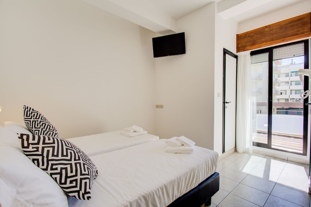 Double or Twin Room - Photo 9