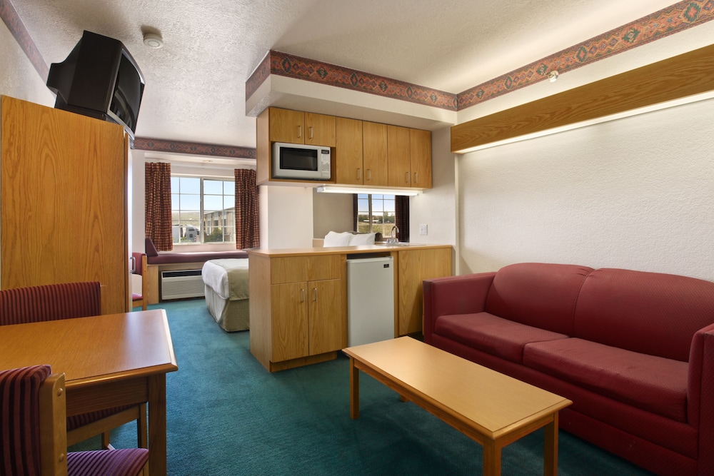Studio Suite, 1 Queen Bed, Non Smoking photo 2