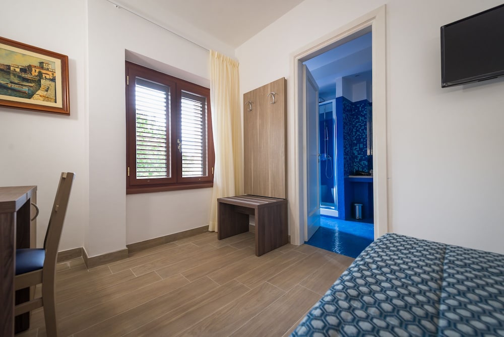 Panoramic Double or Twin Room, Lake View photo 3