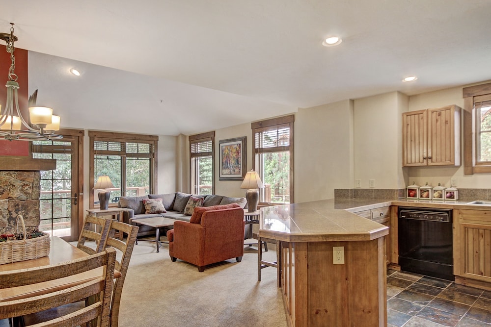 Condo, 2 Bedrooms