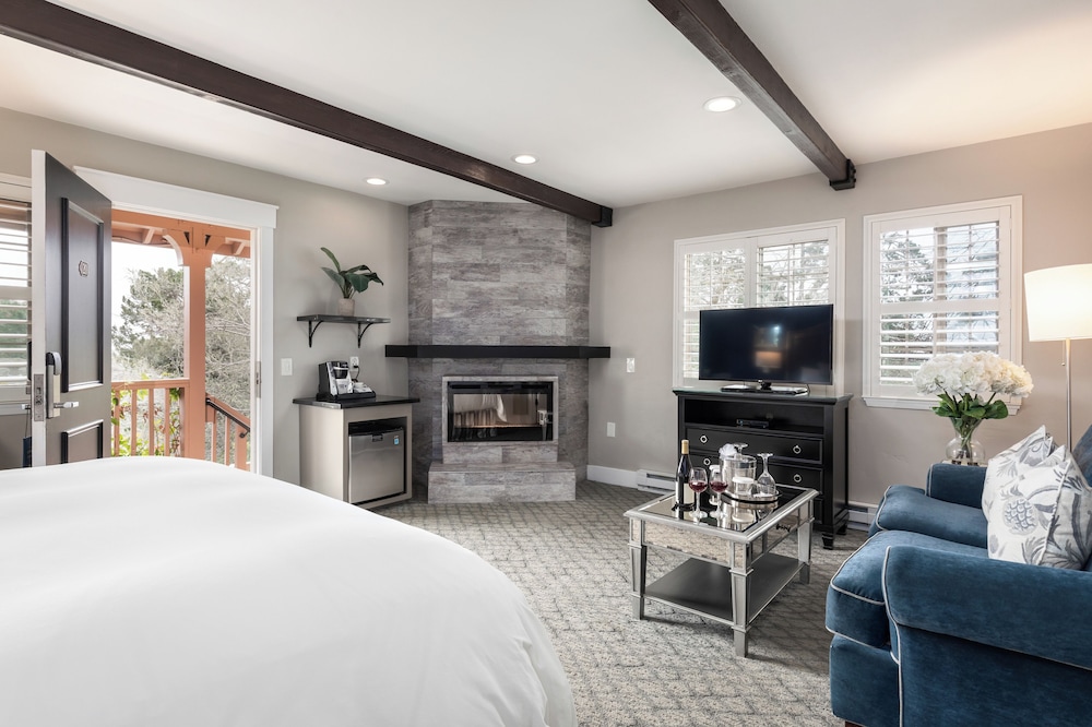Deluxe Room, 1 King Bed, Jetted Tub - Photo 1