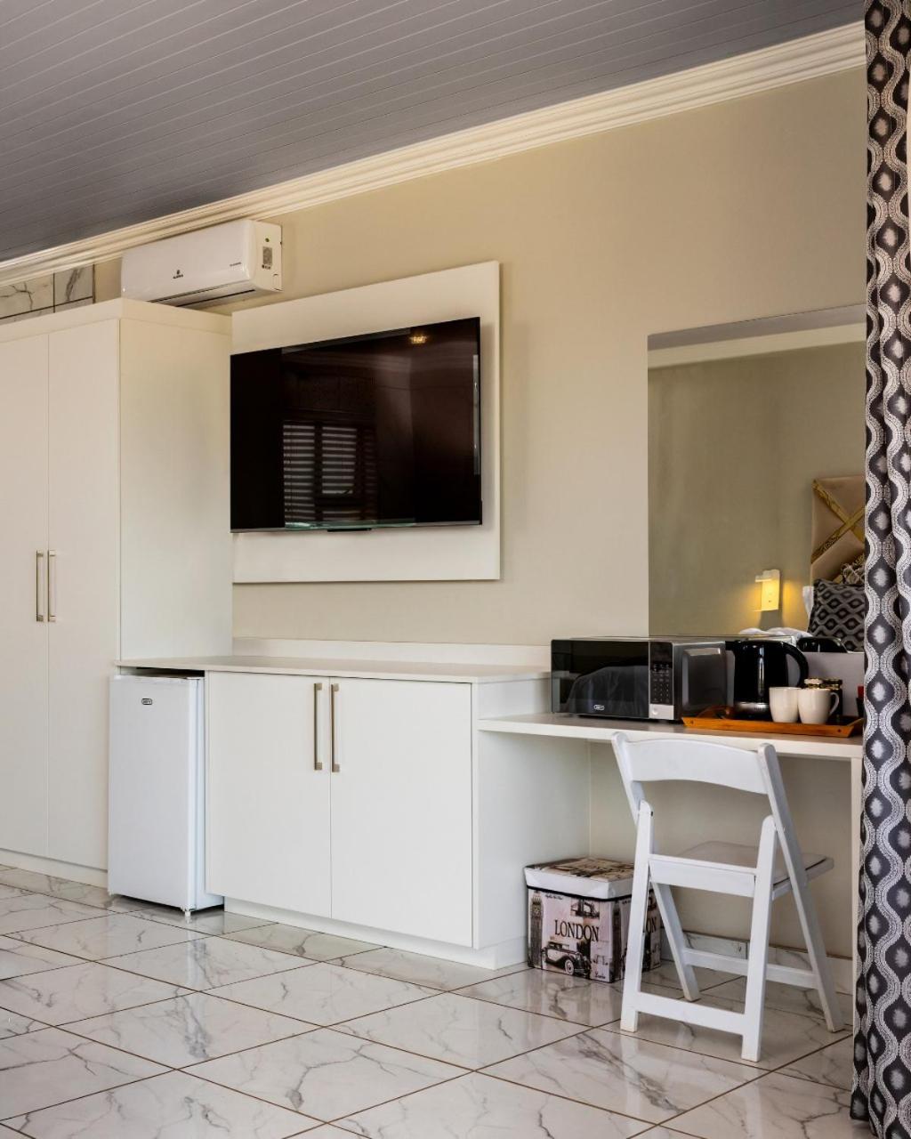One-Bedroom Suite photo 3